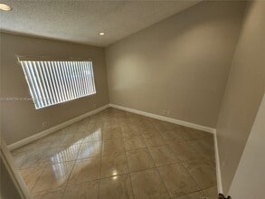 1562 Springside Dr in Weston, FL - Building Photo - Building Photo