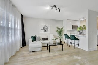 111 Mansfield C, Unit New Boca Villa in Boca Raton, FL - Building Photo - Building Photo