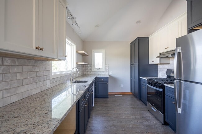 471 Ridge Rd in Hinckley, OH - Building Photo - Building Photo