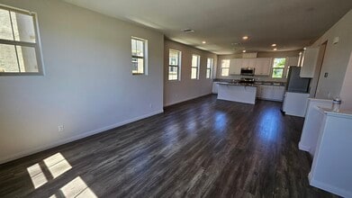 7245 N Maple Rd in Van Nuys, CA - Foto de edificio - Building Photo