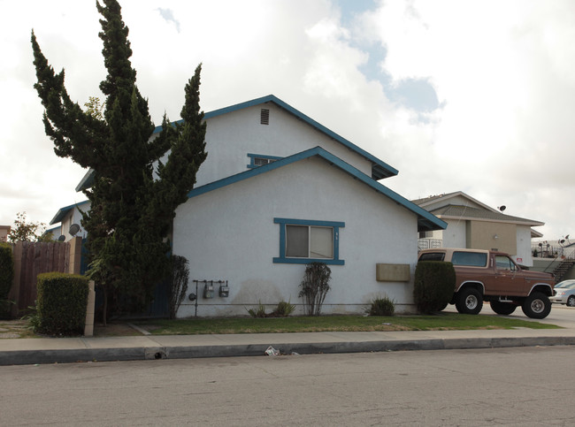 9512 Oak St in Bellflower, CA - Building Photo - Building Photo