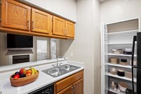 Creekview Apartment Homes in Dallas, TX - Building Photo - Building Photo