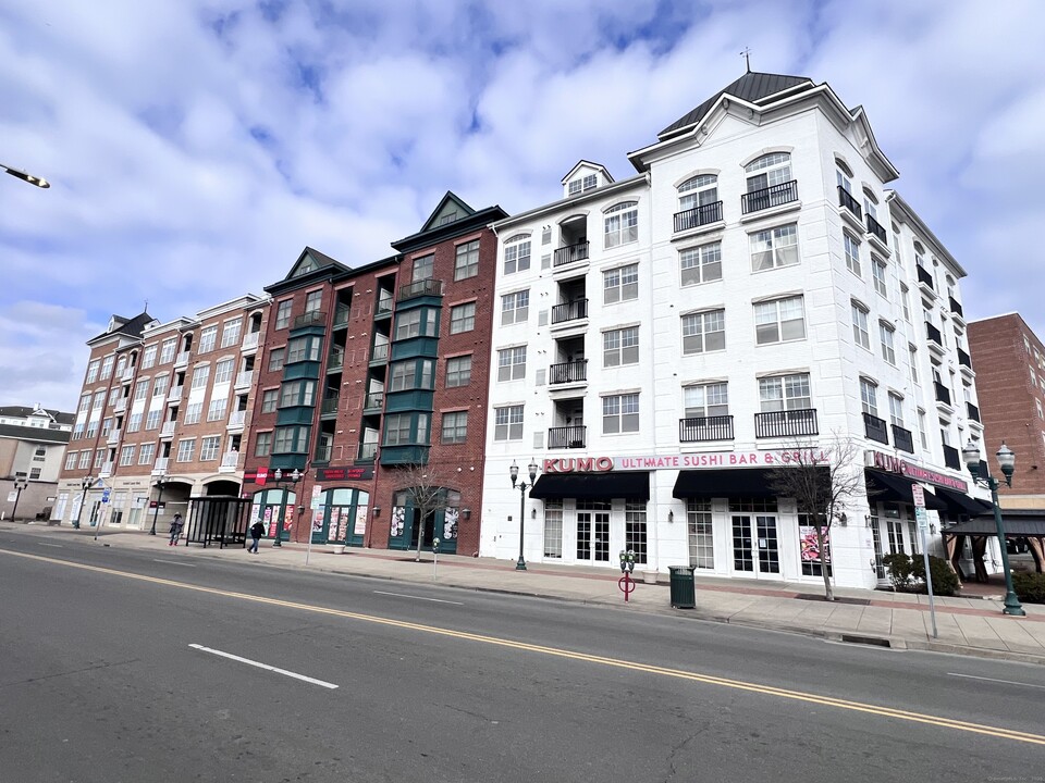 850 E Main St in Stamford, CT - Foto de edificio