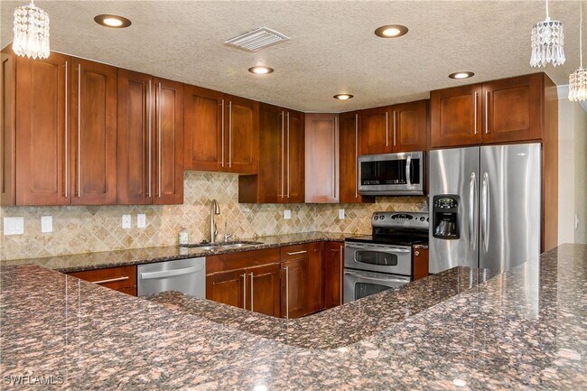 1687 N Flossmoor Rd in Ft. Myers, FL - Building Photo - Building Photo
