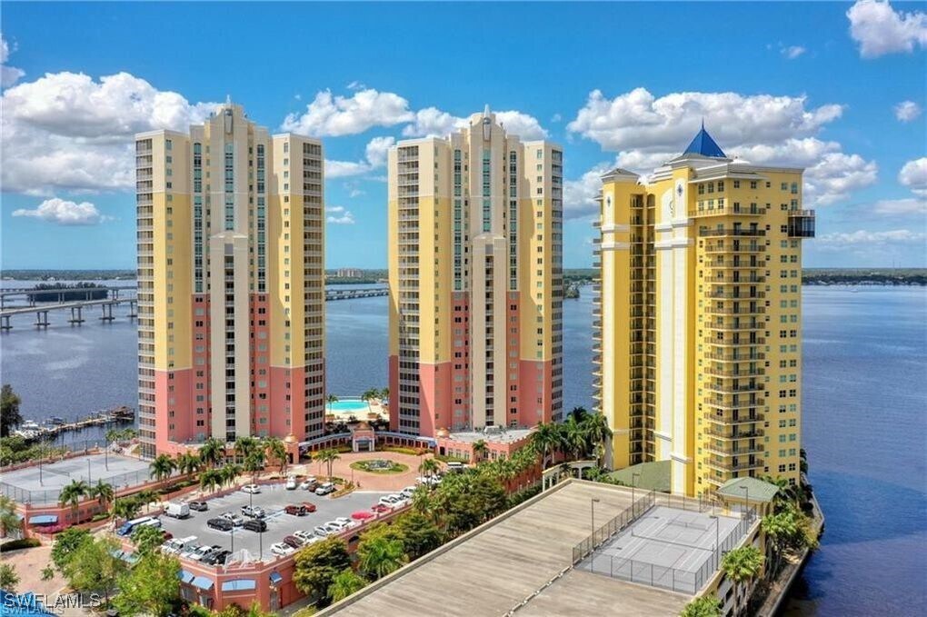 2797 First St in Ft. Myers, FL - Building Photo
