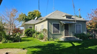 38659 Rd 8 in Kingsburg, CA - Building Photo