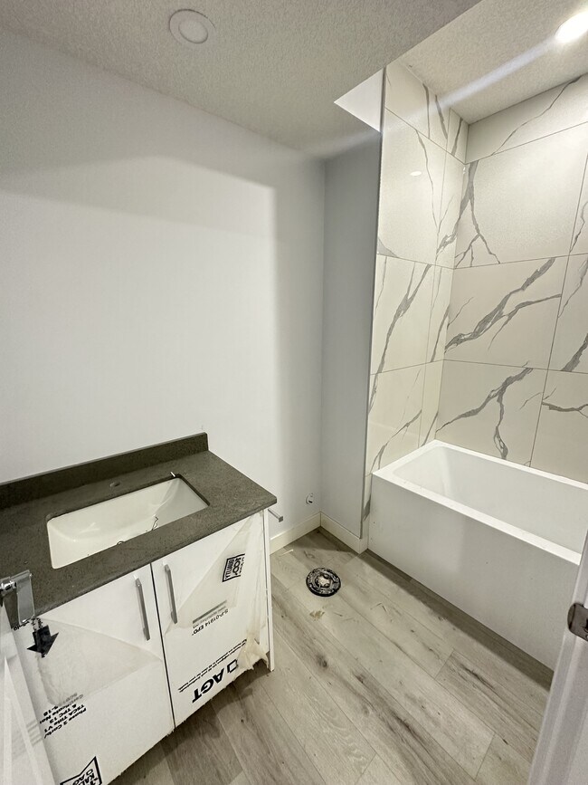 1460-1422 22 St NW in Edmonton, AB - Building Photo - Building Photo