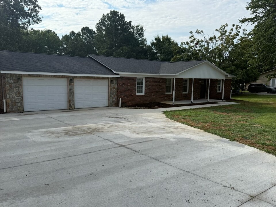 1296 Buffalo Shoals Rd in Catawba, NC - Building Photo