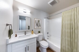 Elevation at the U in Reno, NV - Foto de edificio - Building Photo