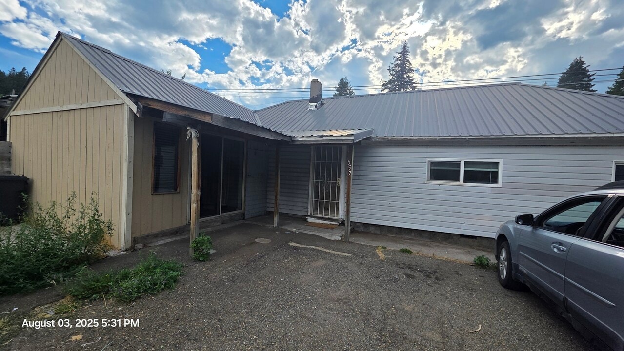 557 S Weed Blvd in Weed, CA - Building Photo
