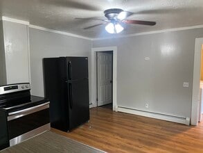 10 Holstrom Ct, Unit Apt. 2 in Auburn, MA - Foto de edificio - Building Photo