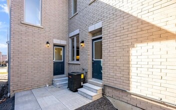 33 Mountainside Cres in Whitby, ON - Building Photo - Building Photo