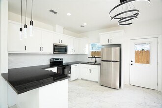 19 S Xanthia St in Alton, TX - Building Photo - Building Photo