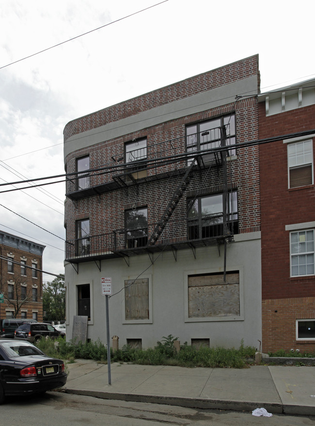 215 Woodward St in Jersey City, NJ - Building Photo - Building Photo