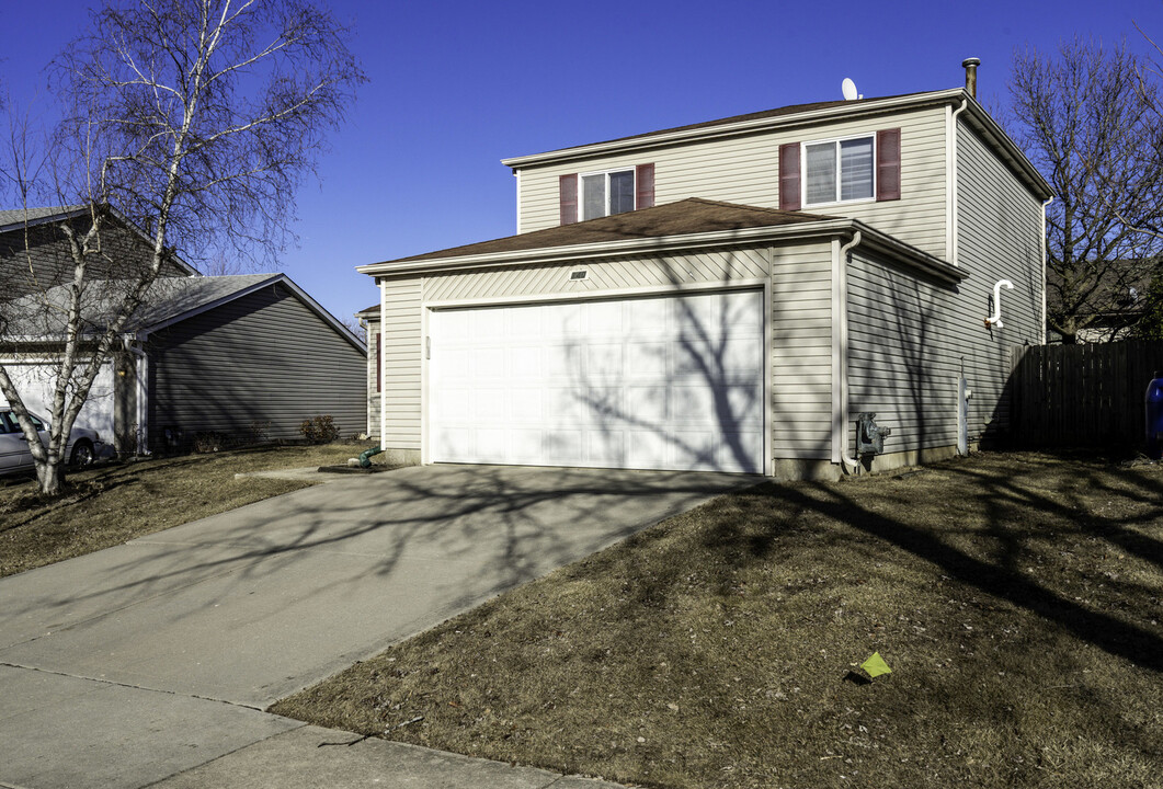 140 Lasalle Rd in Streamwood, IL - Foto de edificio