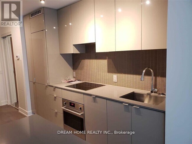 7-817 Grenville St in Toronto, ON - Building Photo - Building Photo