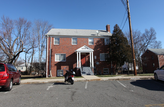 6807 Red Top Rd in Takoma Park, MD - Foto de edificio - Building Photo