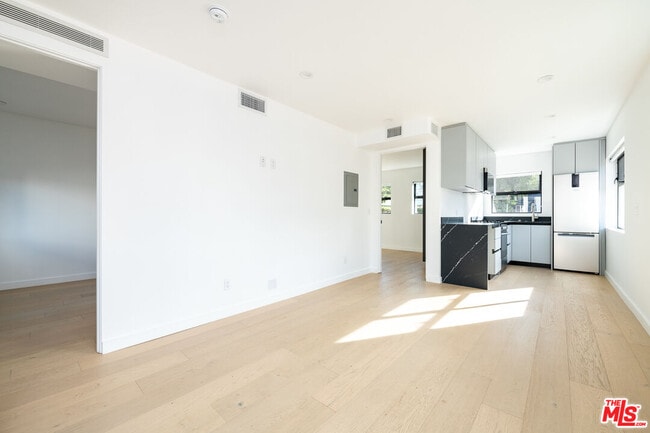 1325 Cabrillo Ave in Los Angeles, CA - Building Photo - Building Photo