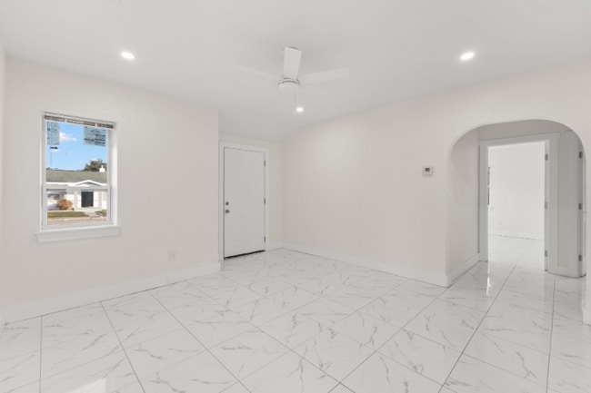 211 37th St S in St. Petersburg, FL - Foto de edificio - Building Photo