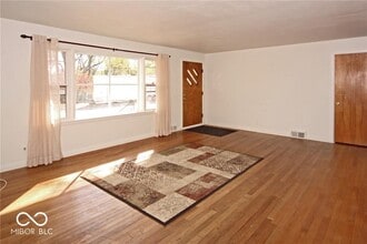 210 W Sycamore St in Zionsville, IN - Building Photo - Building Photo