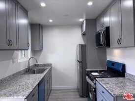 6521 Beck Ave in Los Angeles, CA - Building Photo