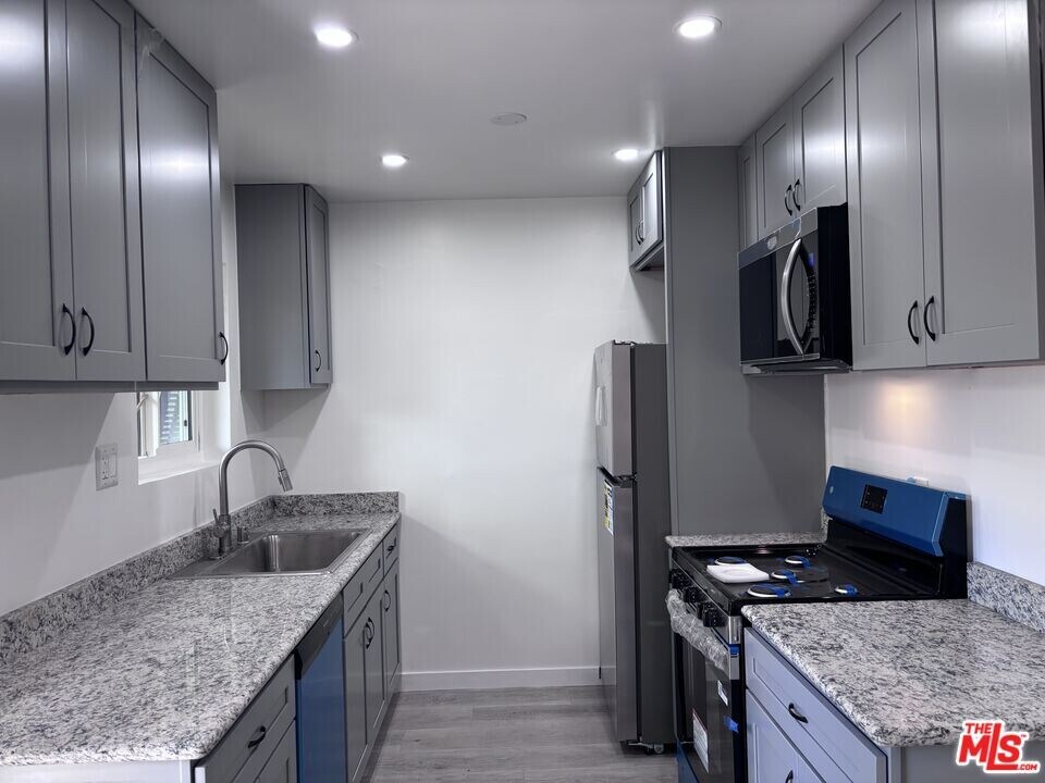 6521 Beck Ave in Los Angeles, CA - Building Photo