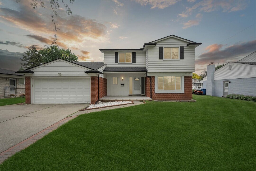 30306 Gruenburg Dr in Warren, MI - Building Photo