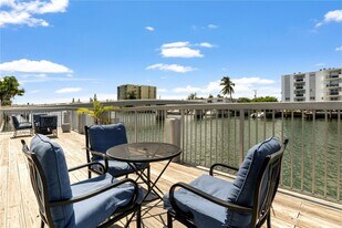 8080 Tatum Waterway Dr in Miami Beach, FL - Building Photo