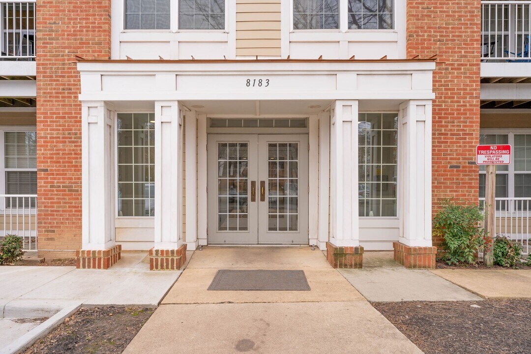 8183 Carnegie Hall Ct in Vienna, VA - Foto de edificio