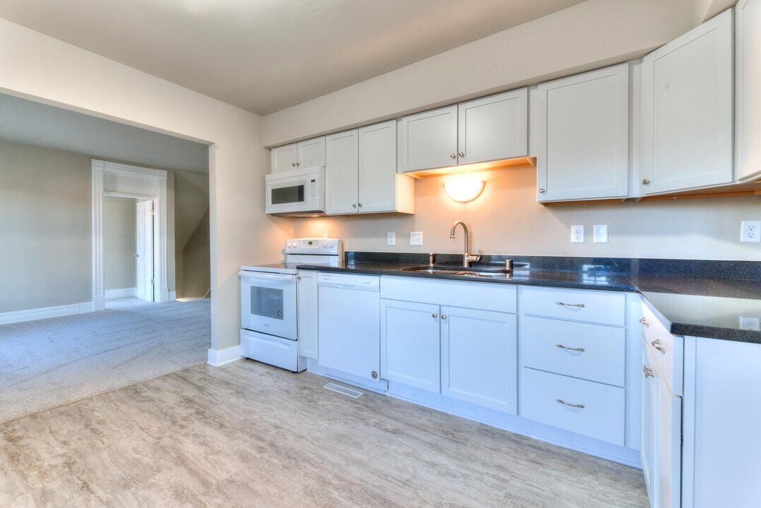 434 West Park Ave, Unit 434 in Waukesha, WI - Building Photo