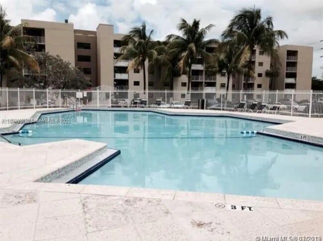 8145 NW 7th St, Unit 221 in Miami, FL - Building Photo - Building Photo