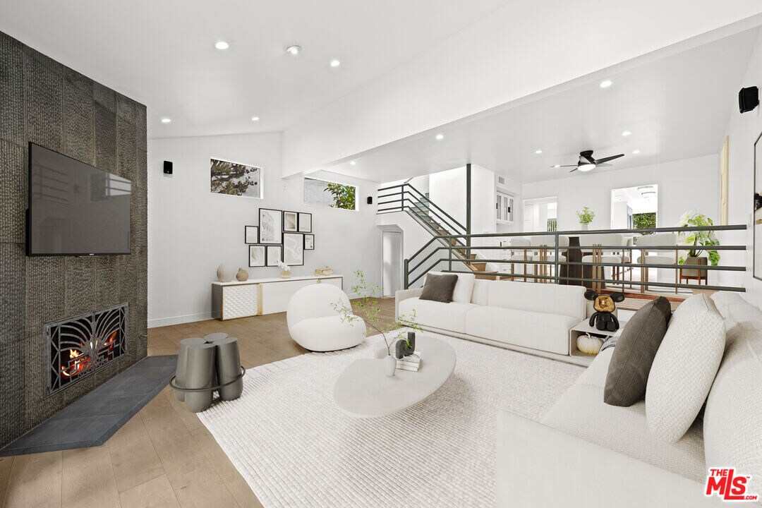 17088 Palisades Cir in Los Angeles, CA - Building Photo