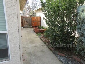 121 Gilded Rock Cir in Folsom, CA - Building Photo - Building Photo