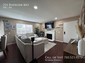 256 Riverview Way in Oceanside, CA - Building Photo