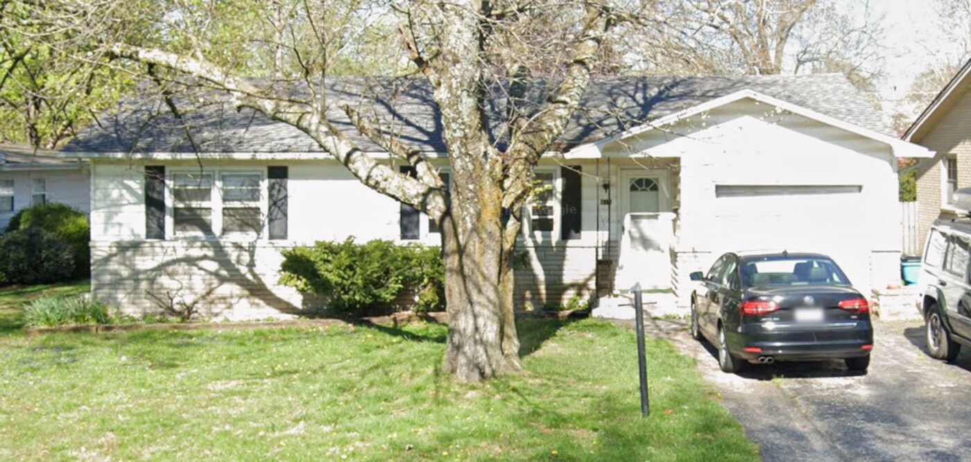 915 N Oak Grove Ave in Springfield, MO - Building Photo