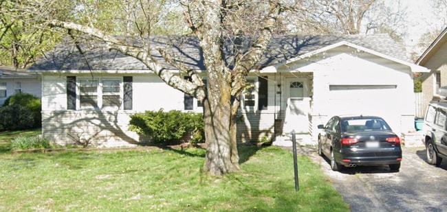 property at 915 N Oak Grove Ave