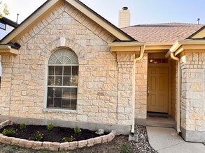 8106 Hawick Dr in Round Rock, TX - Building Photo - Building Photo