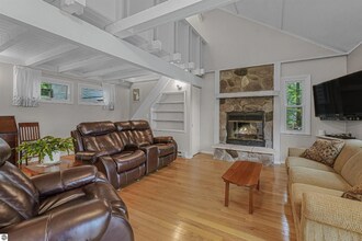 542 Island View Dr in Traverse City, MI - Foto de edificio - Building Photo
