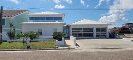 702 E Adams St in Port Isabel, TX - Foto de edificio - Building Photo