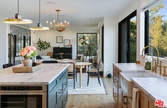 2720 Hollyridge Dr in Los Angeles, CA - Building Photo - Building Photo