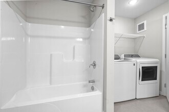 Coral North Apartments in Coralville, IA - Foto de edificio - Building Photo