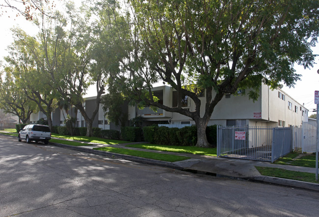 17900 Schoenborn St in Northridge, CA - Foto de edificio - Building Photo