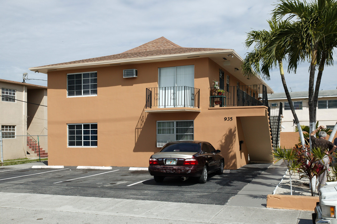 935 W 23rd St in Hialeah, FL - Building Photo