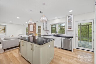 7601 Robin Crest Rd in Charlotte, NC - Building Photo - Building Photo