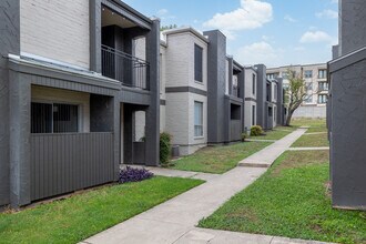 The Riley Apartments in San Antonio, TX - Building Photo - Building Photo