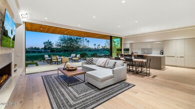 6331 E Phoenician Blvd in Scottsdale, AZ - Foto de edificio - Building Photo
