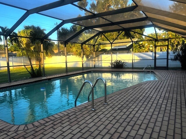 1263 Caloosa Dr in Ft. Myers, FL - Foto de edificio - Building Photo