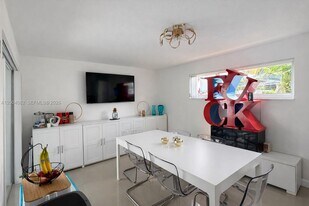 8085 NW 21st St in Sunrise, FL - Building Photo