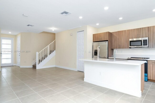 15862 NW 91st Ct in Miami Lakes, FL - Foto de edificio - Building Photo