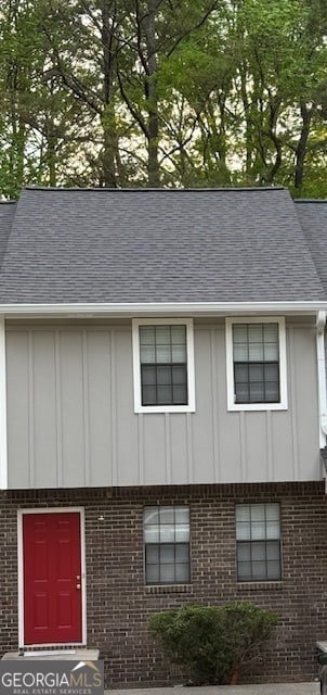 property at 140 Meadowbrook Ct